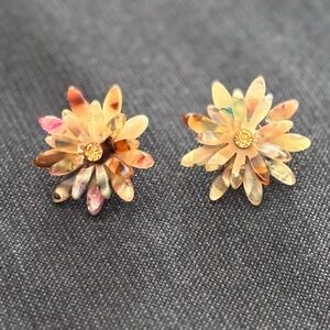 NWOT C&C California Elegant multicolor Flower Stud Earrings acrylic